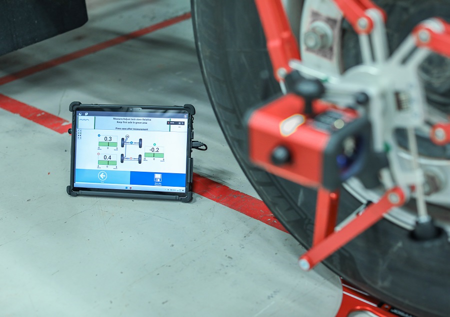 https://www.supplychainit.com/wp-content/uploads/2023/05/Tyre-specialist-aligns-with-AES-UK-to-reduce-wear-and-save-fuel-2-900x635-1.jpg